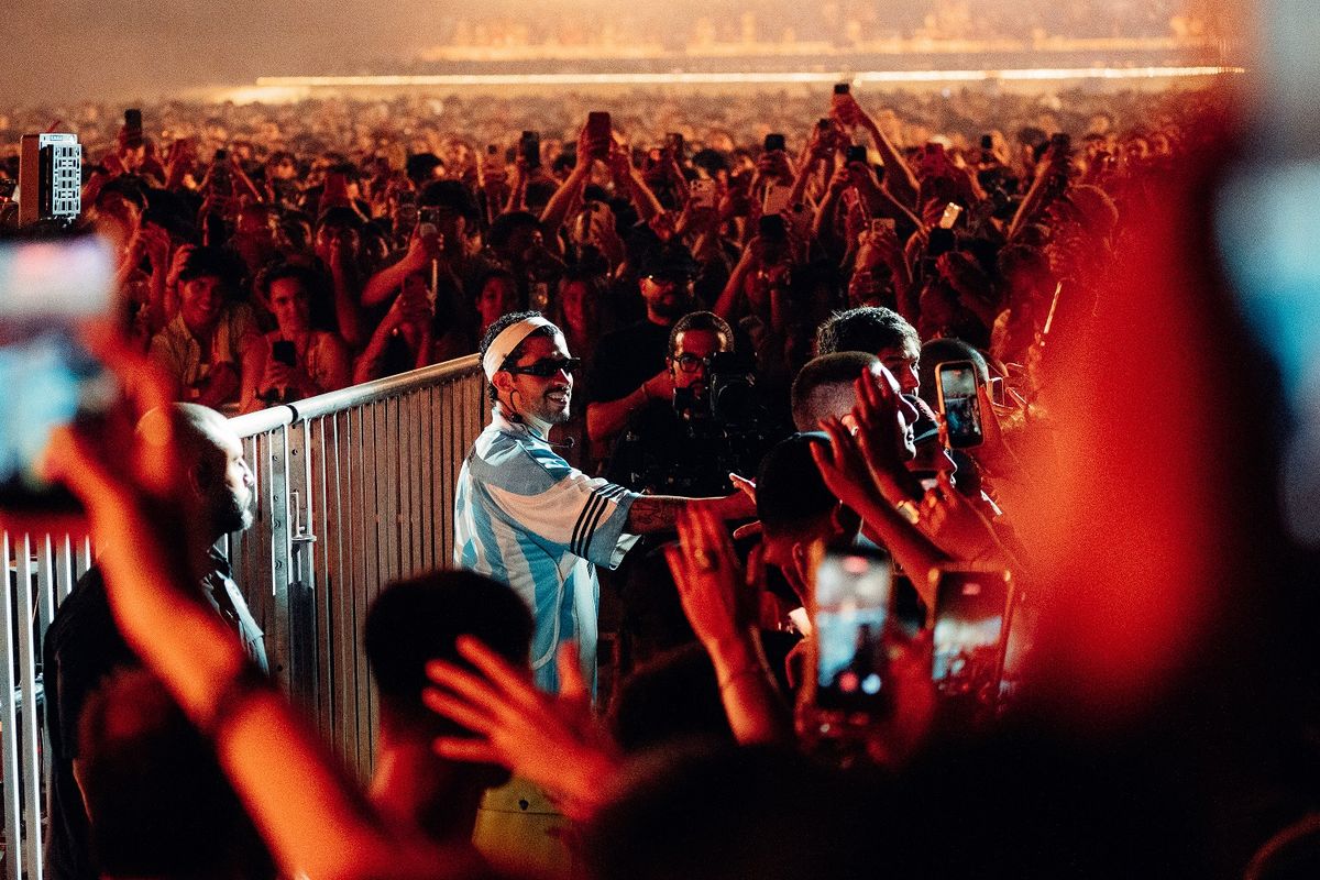 Bad Bunny se bajó del escenario para saludar a sus fans en River. (Dale Play) Bad Bunny se bajó del escenario para saludar a sus fans en River. (Dale Play)