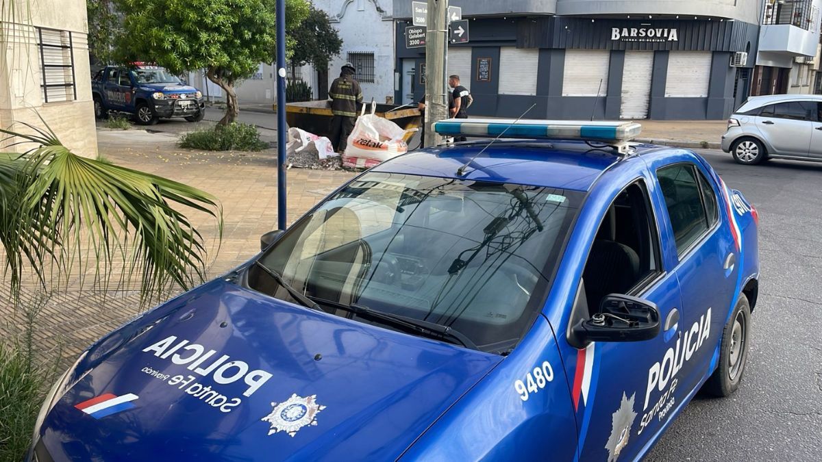 El móvil periodístico dio aviso a un patrullero de la Policía de Acción Táctica (PAT) que se encontraba en las inmediaciones, desde donde se estableció comunicación con los bomberos. El móvil periodístico dio aviso a un patrullero de la Policía de Acción Táctica (PAT) que se encontraba en las inmediaciones, desde donde se estableció comunicación con los bomberos.