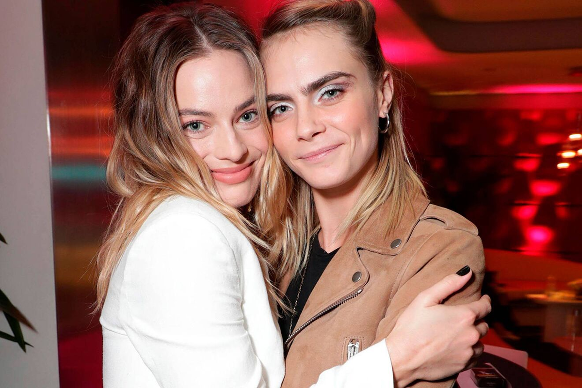 Dos amigos de Margot Robbie y Cara Delevingne agredieron a un paparazzi que quiso fotografiar a las actrices.
