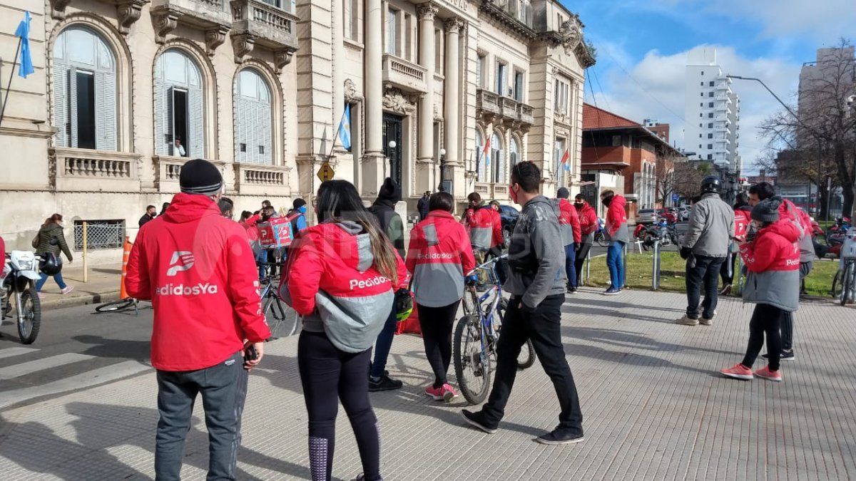 La norma modifica la Ordenanza N° 11.154, sancionada en 2004, que regulaba el servicio de cadetería en su formato tradicional e incorpora a las empresas de la economía digital que operan a través de plataformas on-line y plataformas de aplicaciones móviles.