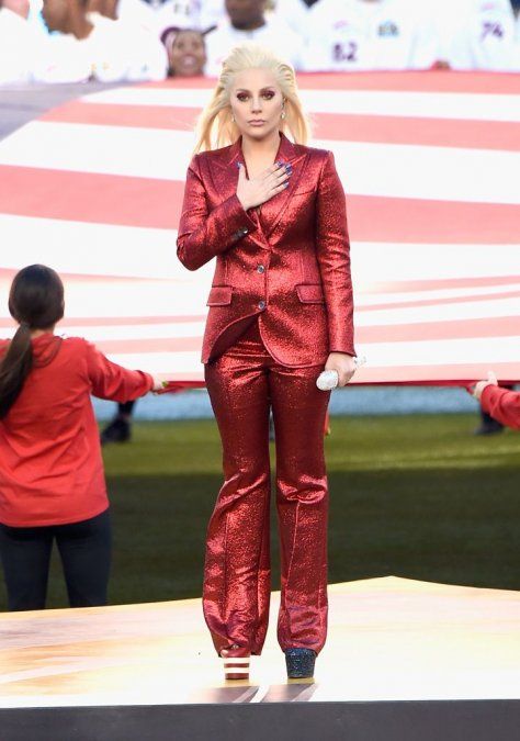 Cantando el himno nacional en la Super Bowl 2016