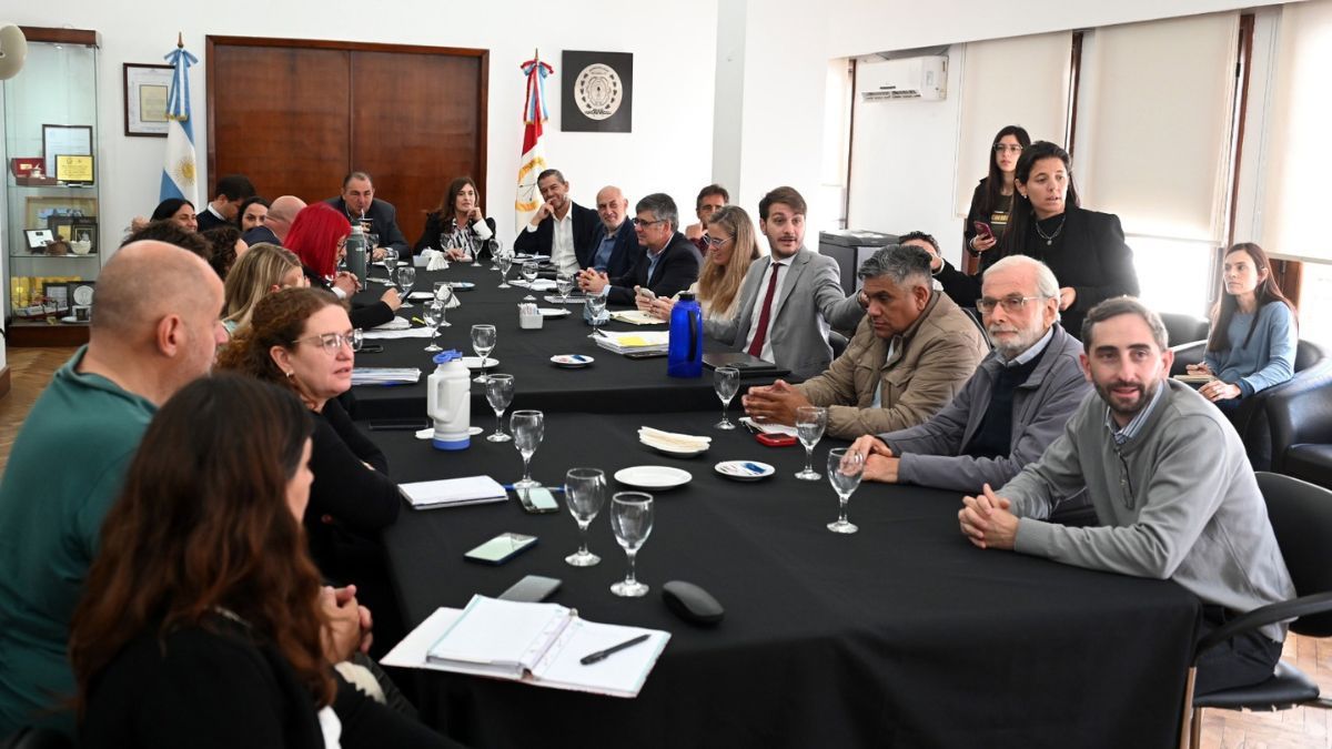 Juan Pablo Poletti presentó ante los concejales de Santa Fe un informe preliminar sobre el estado del plan de alumbrado público. Juan Pablo Poletti presentó ante los concejales de Santa Fe un informe preliminar sobre el estado del plan de alumbrado público.
