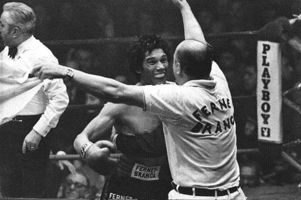 Angelo Dundee llamó al árbitro y le comunicó que la pelea no seguía. Cuando sonó la campana que daba inicio al 7º round, Raymond Baldeyrou tomó el brazo derecho de Escopeta y se lo levantó en el inequívoco símbolo de triunfo. Tras la aplastante victoria del santafesino, Dundee no ahorró elogios hacia la figura del indiscutido rey mediano: “Brusa, ¡qué bueno es tu negrito! No le pegan, te martiriza y te rompe de a poco. Tu pupilo es lo más práctico que vi. ¡Si no se lo saco, me lo mata!”, dijo quien fuera entrenador de Muhammad Ali y Ray Sugar Leonard.