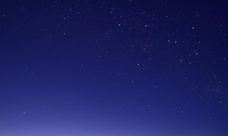 El cielo azul estrellado de noche. El cielo azul estrellado de noche.