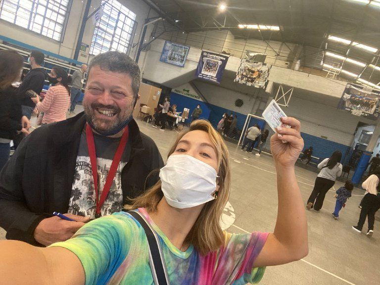 Flor Vigna fue a votar bien colorida junto a Miguel, su papá.