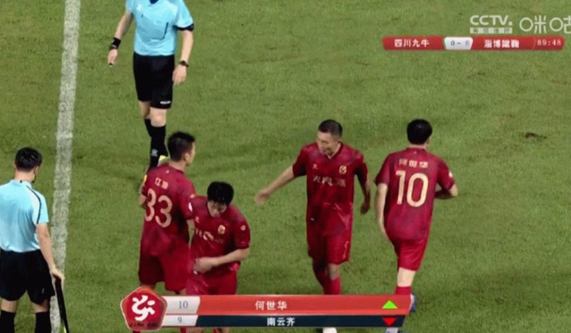Con la '10', He Shihua ingresa para jugar en el empate sin goles entre el Zibo Cuju y el Sichuan Jiuniu.