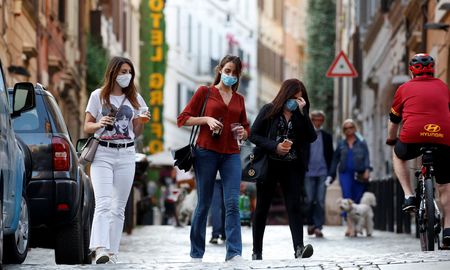 Mujeres con barbijo en el barrio Monti de Roma Mujeres con barbijo en el barrio Monti de Roma