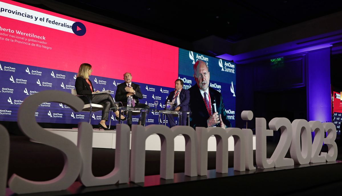 "Hay que generar una oportunidad de que los recursos permitan equilibrar poblacionalmente a la Argentina e integrarla territorialmente, para tener un país donde el AMBA deje de ser un aspirador a dar recursos y que vaya generando las condiciones para una redistribución y políticas más efectivas en lo demográfico”, señaló el gobernador.