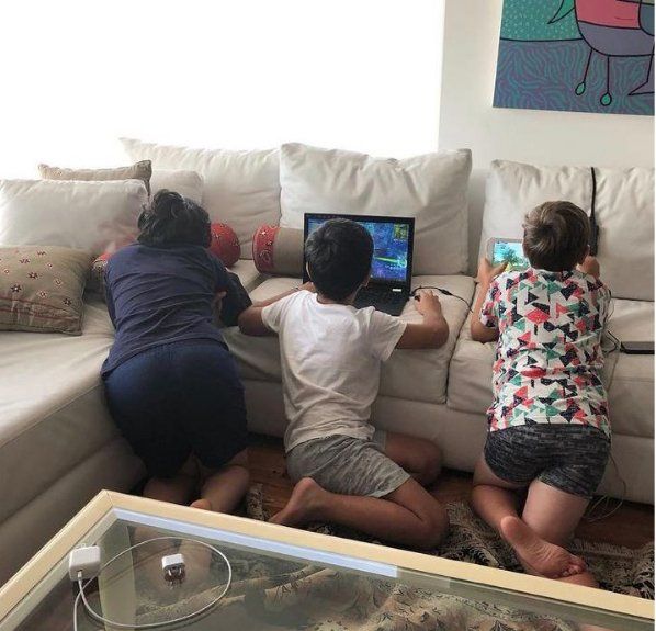 COMO BUENA ABUELA, CLAUDIA MALCRIA A SUS NIETOS Y LOS DEJA JUGAR SOBRE LOS SILLONES.