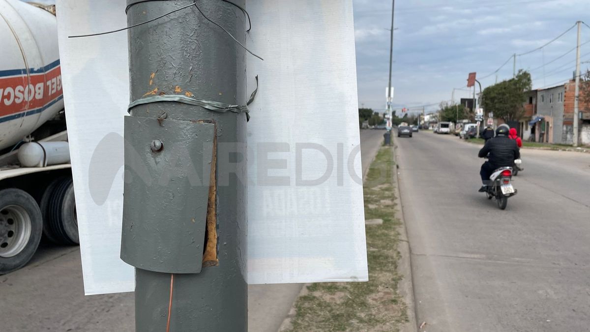 El malviviente huyó ante el grito de un vecino que lo encontró robando los cables del poste de luz. El malviviente huyó ante el grito de un vecino que lo encontró robando los cables del poste de luz.