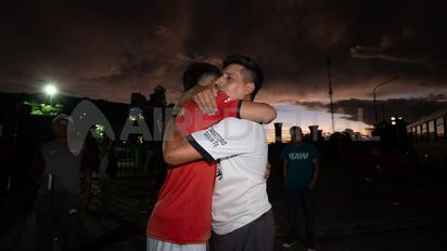 El amor no sabe de resultados: el abrazo de los hinchas de Colón en el Brigadier López tras el descenso