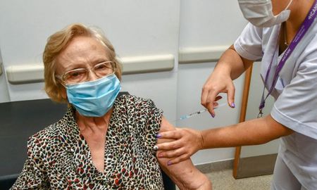 Elsa fue inoculada en el Hospital de Cuenca Alta Néstor Kirchner SAMIC de Cañuelas por la enfermera María de los Ángeles Martínez. Elsa fue inoculada en el Hospital de Cuenca Alta Néstor Kirchner SAMIC de Cañuelas por la enfermera María de los Ángeles Martínez.