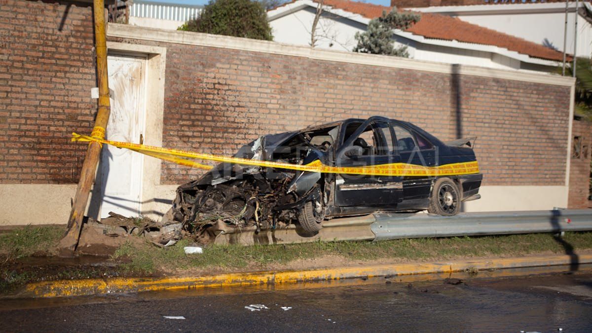 Un Peugeot 405 termin&oacute; contra el pared&oacute;n de una casa