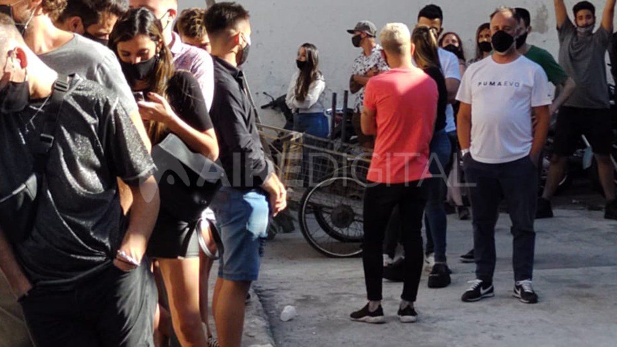 Unas 230 personas resultaron demoradas este sábado en el marco de una fiesta clandestina que se desarrollaba en un bar céntrico de Rosario.