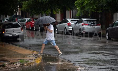 Durante las primeras horas de esta mañana, continuaban las precipitaciones en la ciudad de Santa Fe. Durante las primeras horas de esta mañana, continuaban las precipitaciones en la ciudad de Santa Fe.