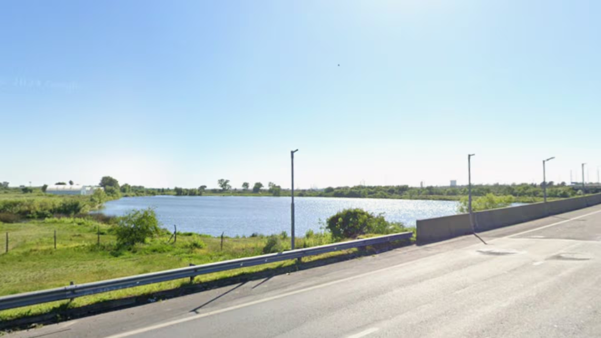 Horror en Ensenada: encontraron el cuerpo de un hombre flotando en una laguna al costado de la autopista