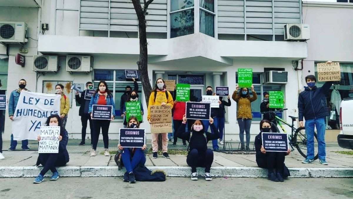 Los manifestantes marcharon hasta la sede en Reconquista del Ministerio de Producción