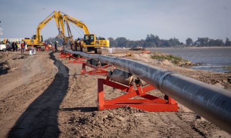 Indicaron que aún faltan enterrar entre 10 y 12 kilómetros de caño. Indicaron que aún faltan enterrar entre 10 y 12 kilómetros de caño.