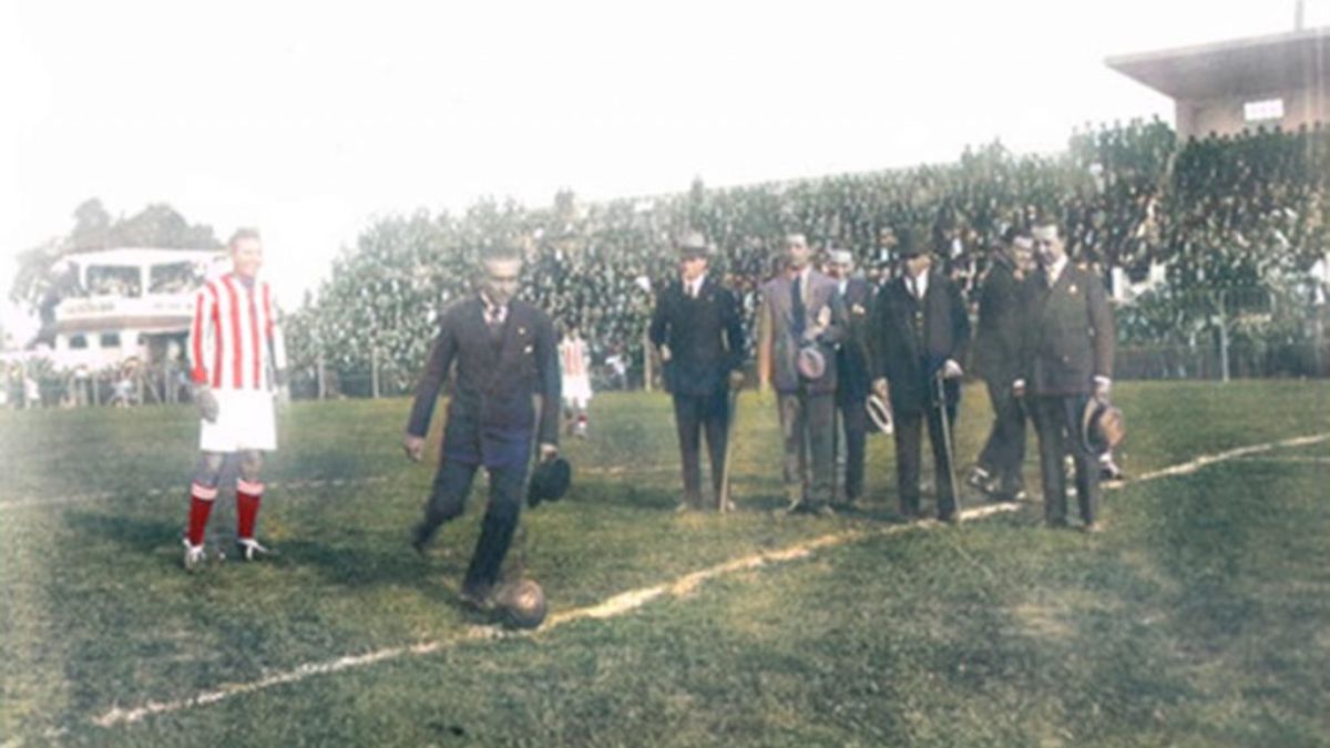 El gobernador de la provincia, Pedro Gómez Cello, da el puntapié inicial ante la mirada del goleador tatengue Francisco Valiente. El gobernador de la provincia, Pedro Gómez Cello, da el puntapié inicial ante la mirada del goleador tatengue Francisco Valiente.