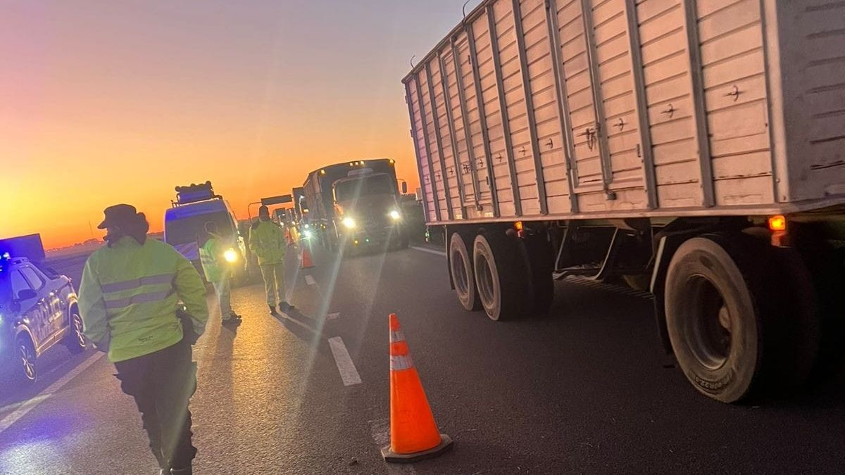 Bomberos, Sies y Policía trabajaron durante horas en el kilómetro 269 de la autopista para asistir a los heridos y despejar la traza. Bomberos, Sies y Policía trabajaron durante horas en el kilómetro 269 de la autopista para asistir a los heridos y despejar la traza.
