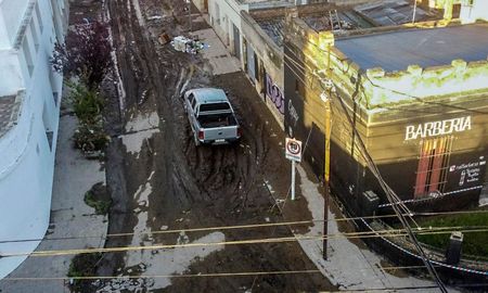Mientras sigue la búsqueda de personas en Bahía Blanca, se empieza a limpiar y reconstruir la ciudad. Mientras sigue la búsqueda de personas en Bahía Blanca, se empieza a limpiar y reconstruir la ciudad.