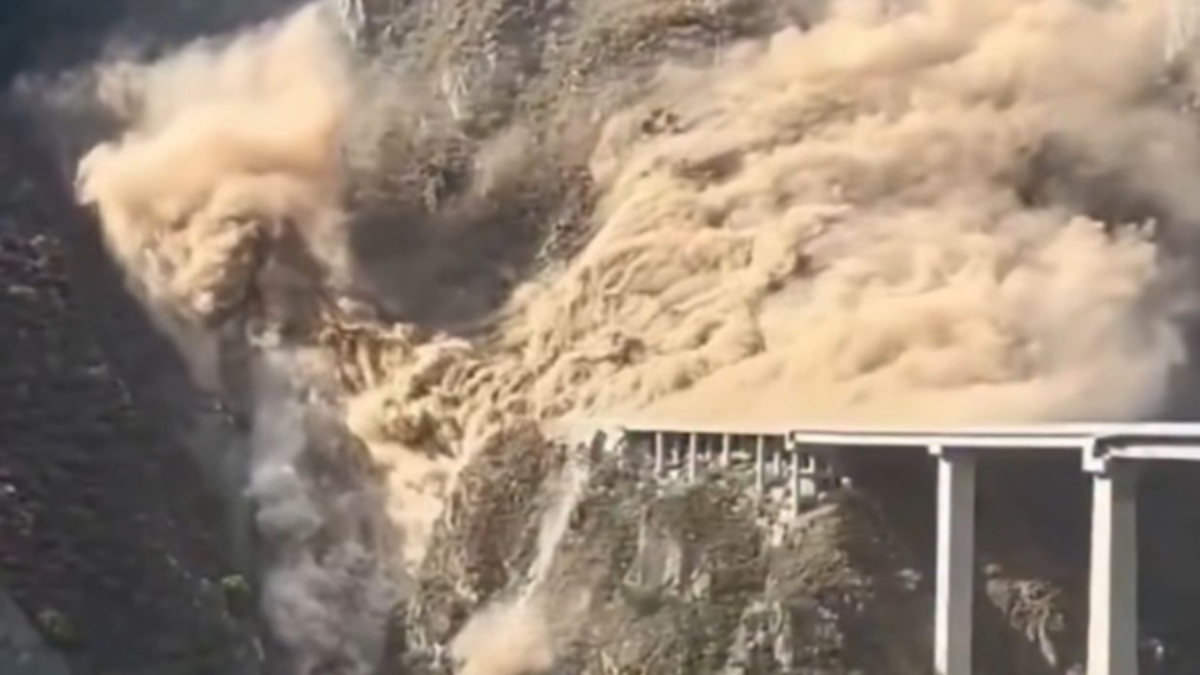 El impactante momento en que colapsa un puente de 758 metros en China pocos meses después de su inauguración El impactante momento en que colapsa un puente de 758 metros en China pocos meses después de su inauguración