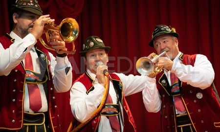 Los músicos de la Zillertal Orchester ensayan su versión de una polka tradicional alemana para las cámaras de AIRE. Los músicos de la Zillertal Orchester ensayan su versión de una polka tradicional alemana para las cámaras de AIRE.