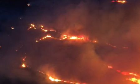 Una de las imágenes de los incendios en la zona cercana al túnel que se grabó desde un helicóptero. Una de las imágenes de los incendios en la zona cercana al túnel que se grabó desde un helicóptero.