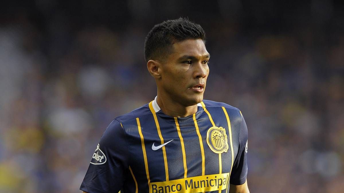 El delantero colombiano asisti&oacute; con comida a cinco comedores de Rosario.