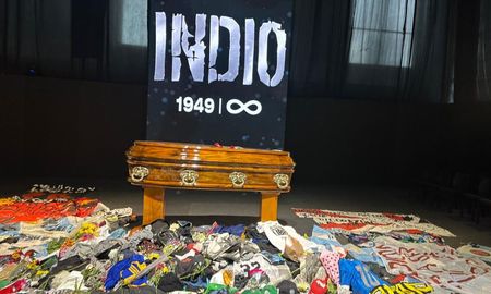 Los fanáticos que ingresan al recinto para darle el último adiós al Indio Solari, dejan recuerdos junto a su ídolo. Los fanáticos que ingresan al recinto para darle el último adiós al Indio Solari, dejan recuerdos junto a su ídolo.