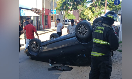 Accidente en San José del Rincón: perdió el control, chocó contra un auto estacionado y volcó. Accidente en San José del Rincón: perdió el control, chocó contra un auto estacionado y volcó.
