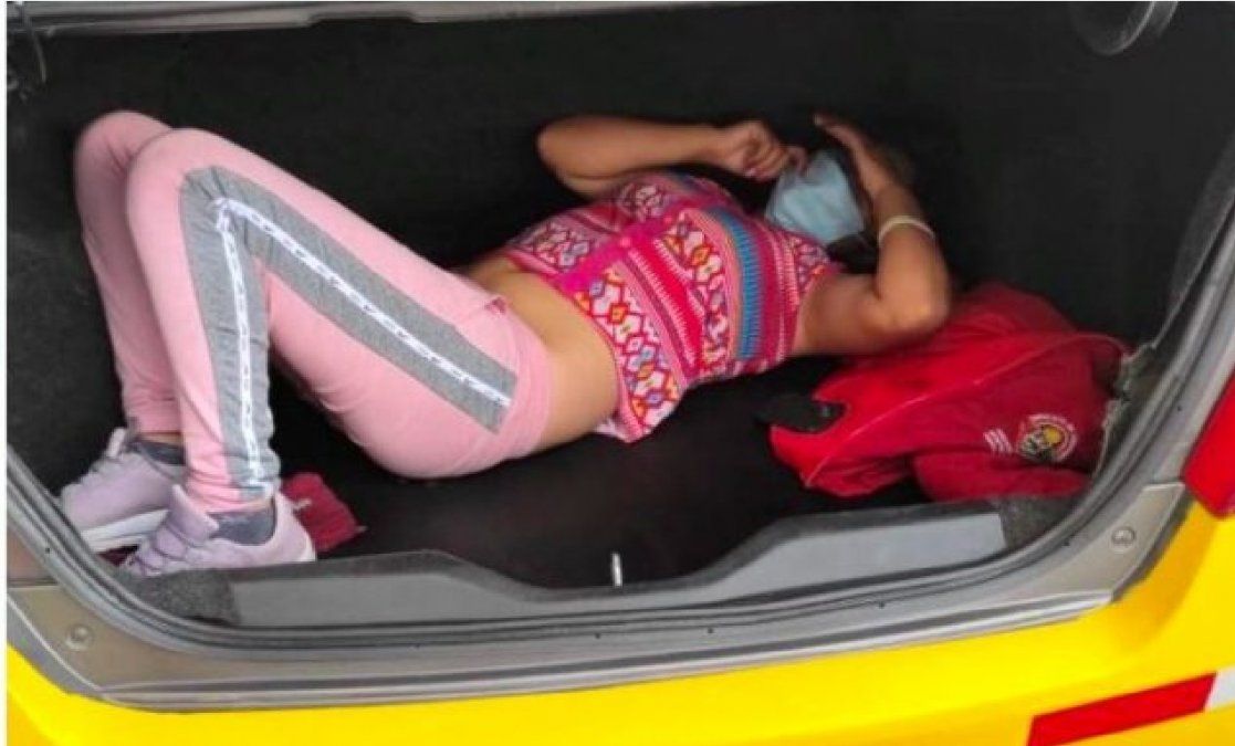 Escondió a su amante en el baúl mientras viajaba con su esposa de copilota