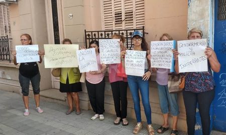 Vecinos de las zonas usurpadas se manifestaron esta mañana frente al Juzgado Federal de Santa Fe. Denuncian la inacción del gobierno y piden respuestas. Vecinos de las zonas usurpadas se manifestaron esta mañana frente al Juzgado Federal de Santa Fe. Denuncian la inacción del gobierno y piden respuestas.