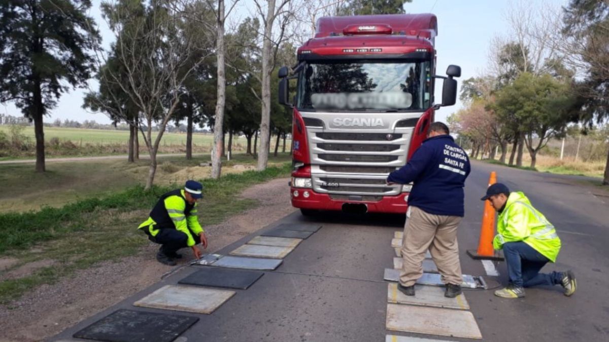 Desde el lunes 5 de enero, se endurecen las multas por exceso de peso en camiones en las rutas de Santa Fe. Desde el lunes 5 de enero, se endurecen las multas por exceso de peso en camiones en las rutas de Santa Fe.