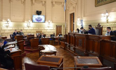 La iniciativa, que llevó la firma de los 19 legisladores, tiene como objetivo lograr la adquisición de una mayor cantidad de vacunas destinadas a generar inmunidad. La iniciativa, que llevó la firma de los 19 legisladores, tiene como objetivo lograr la adquisición de una mayor cantidad de vacunas destinadas a generar inmunidad.