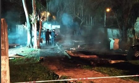 Una chica quiso darle un susto al novio, le prendió fuego la casa y lo mató a él y al hijo de 8 años Una chica quiso darle un susto al novio, le prendió fuego la casa y lo mató a él y al hijo de 8 años