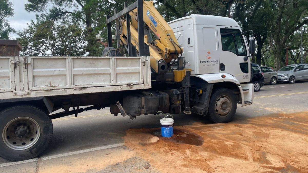 Por el impacto, se pinch&oacute; el tanque de combustible del cami&oacute;n.