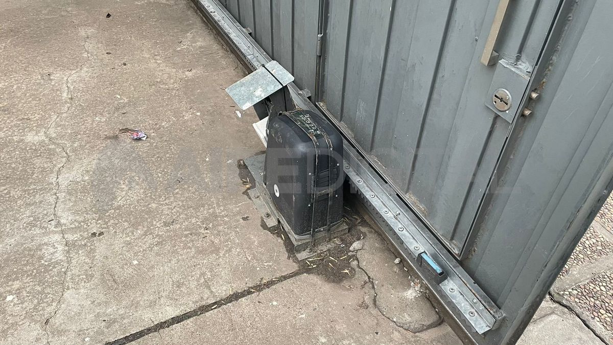 El portón que forzaron para entrar a robar al edificio de Mendoza y San Juan El portón que forzaron para entrar a robar al edificio de Mendoza y San Juan