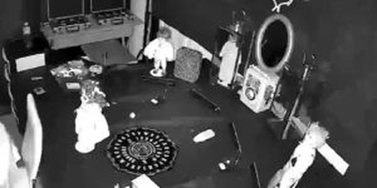 Un hombre asegura que adquirió un espejo embrujado que pertenece al fantasma de una mujer llamada Alice.