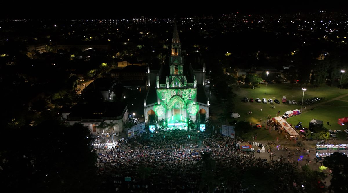 Vista aérea de la Basílica durante la 38va edición del Festival Folklórico de Guadalupe.