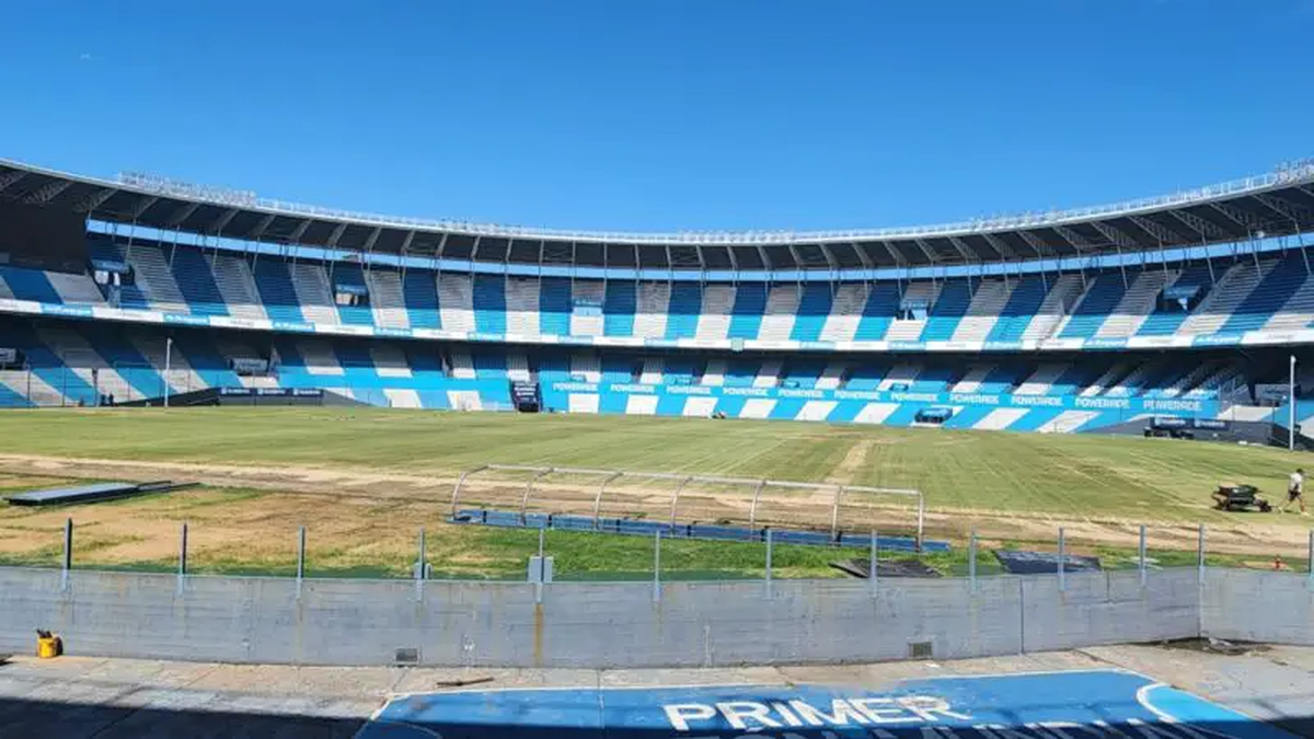 Así quedó el campo de juego de Racing. Así quedó el campo de juego de Racing.