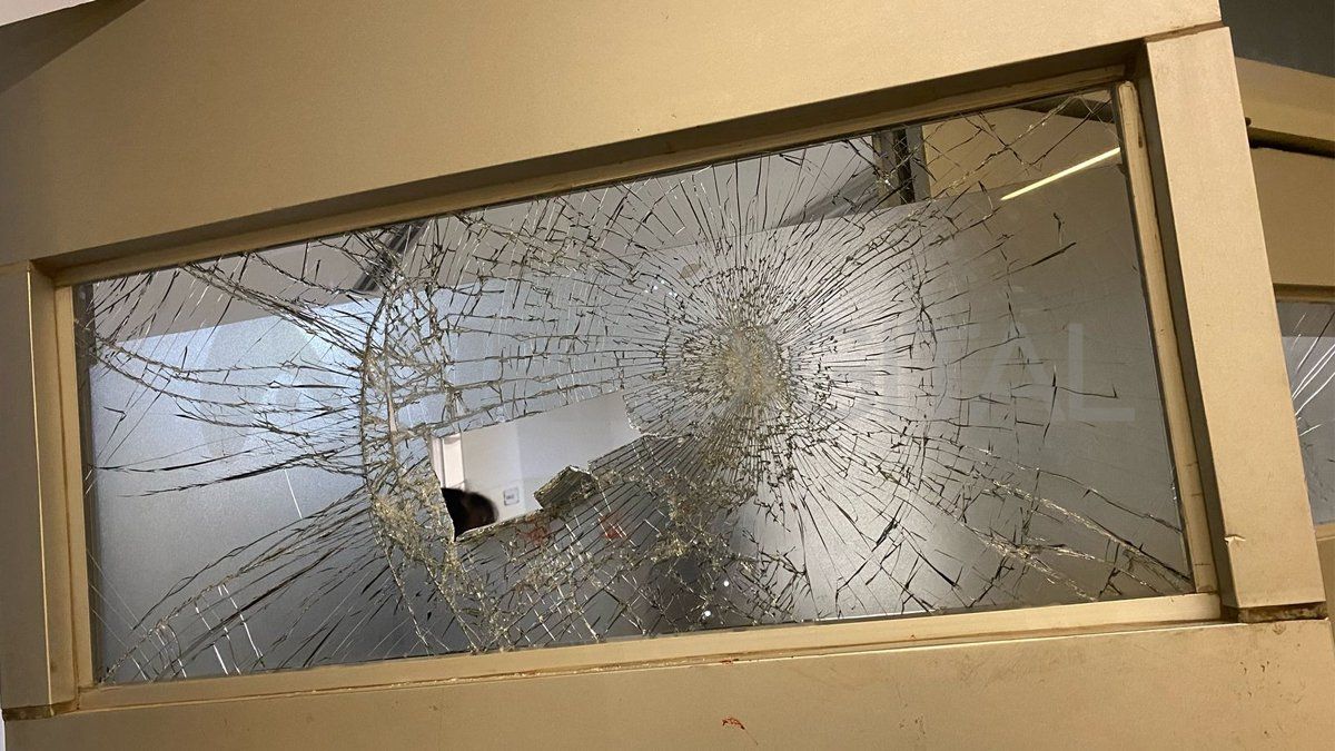 Los destrozos en las puertas del hospital Iturraspe fueron producto de la violencia desatada por los familiares, quienes intentaron ingresar a la fuerza. Los destrozos en las puertas del hospital Iturraspe fueron producto de la violencia desatada por los familiares, quienes intentaron ingresar a la fuerza.