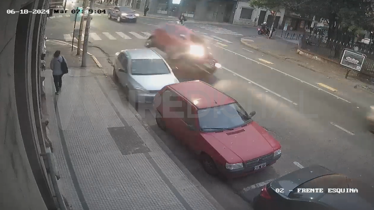 El video del fuerte choque protagonizado por una mujer en avenida Urquiza