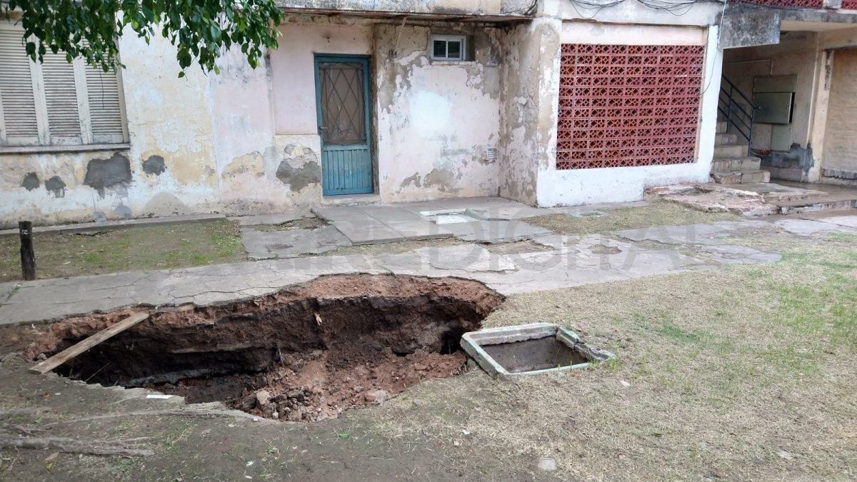Las Flores I: un tremendo socavón de tres metros sobre la vereda está sin señalizar