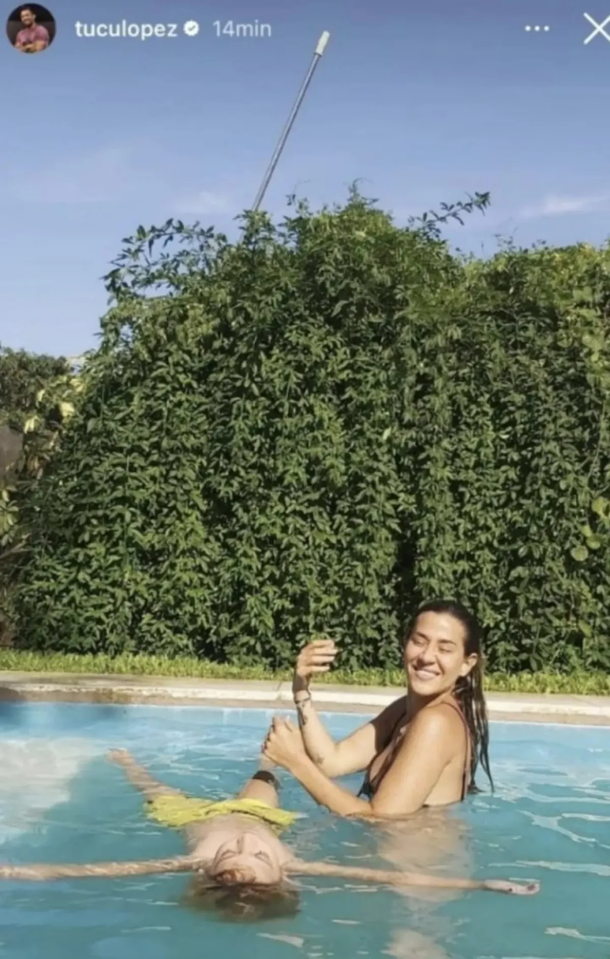 El Tucu López publicó en sus historias de Instagram, por error, una foto de su expareja, Jimena Barón, junto con su hijo Momo, jugando en una pileta.