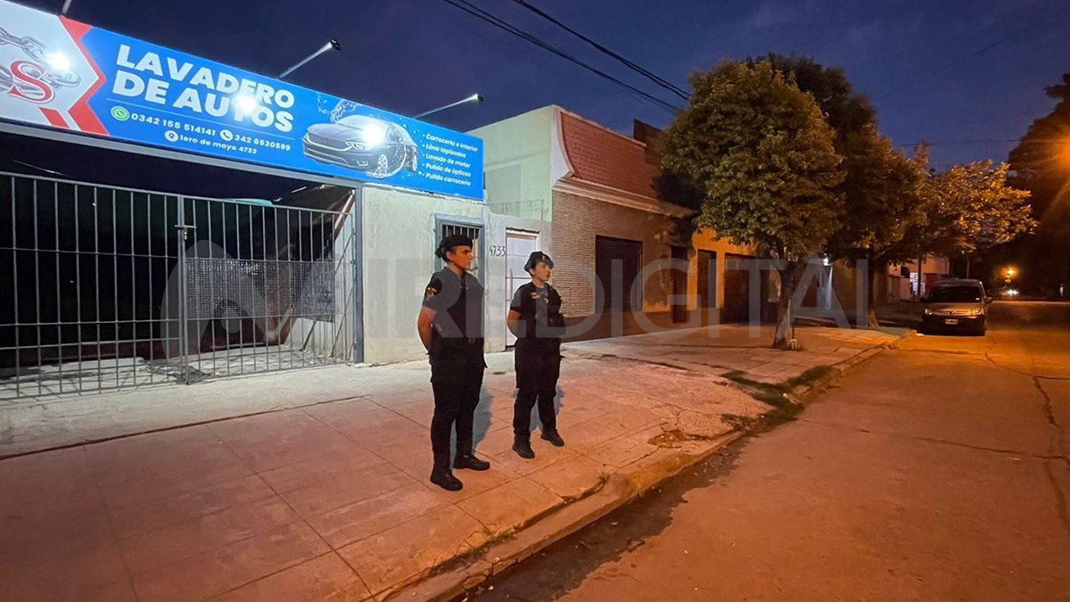 Policías custodian el domicilio que fue allanado en el marco de la causa que investiga el hallazgo de los restos humanos en Parque Escalante.