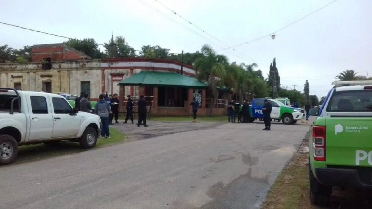 La polic&iacute;a trabaj&oacute; en la escena del crimen
