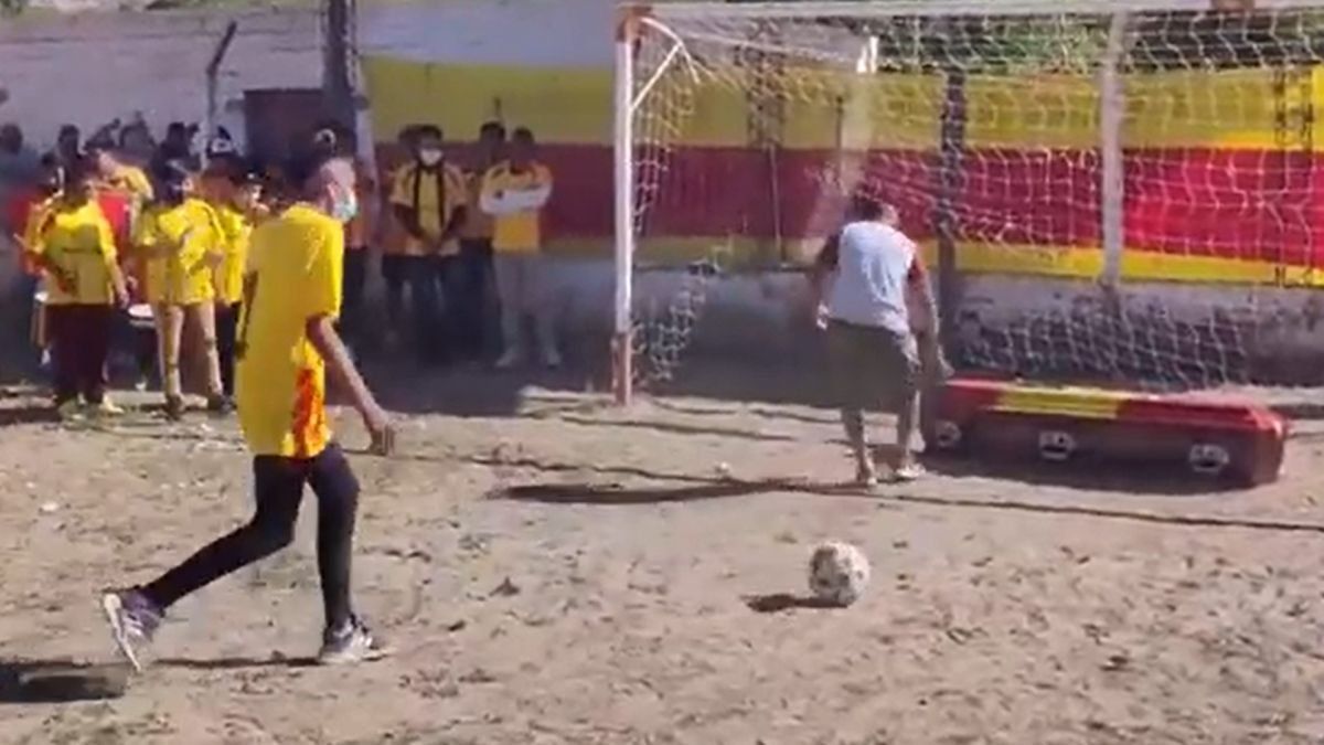 Insólito velorio: patearon penales al féretro del arquero del club