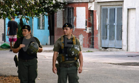 El Ministerio de Seguridad Nacional informó este miércoles que las funciones del Grupo Especial Antinarcotráfico Rosario (GEANRO) fueron integradas al Comando Unificado del Plan Bandera. El Ministerio de Seguridad Nacional informó este miércoles que las funciones del Grupo Especial Antinarcotráfico Rosario (GEANRO) fueron integradas al Comando Unificado del Plan Bandera.