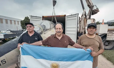 Owen Crippa junto a los mecánicos y el avión que combatió en la Guerra de Malvinas. Owen Crippa junto a los mecánicos y el avión que combatió en la Guerra de Malvinas.